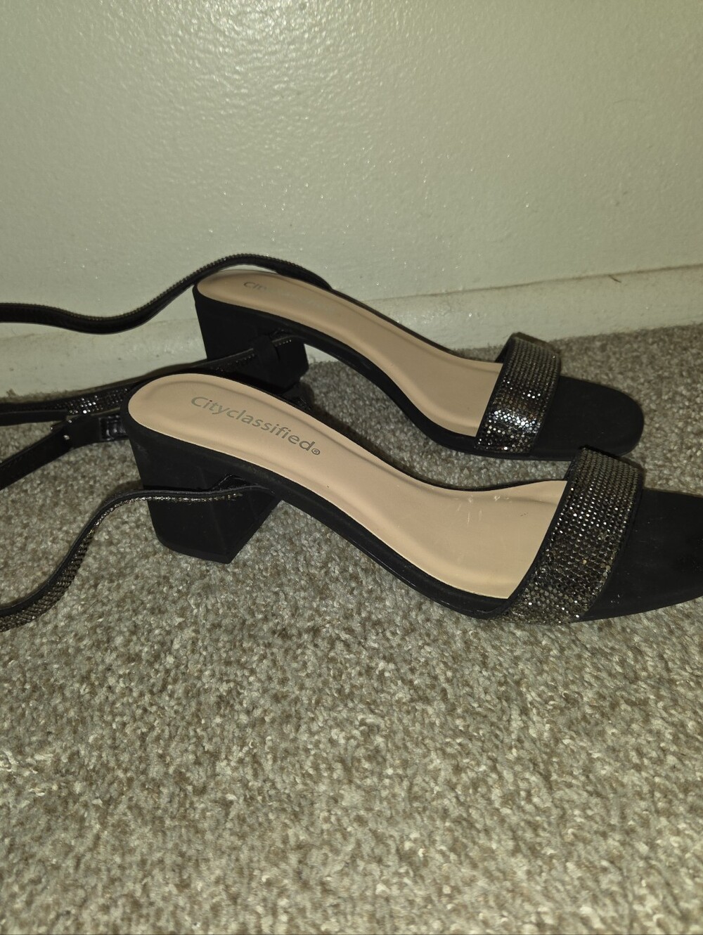 Cityclassified Black Block Heel Sandals with Rhinestone Toe Strap
